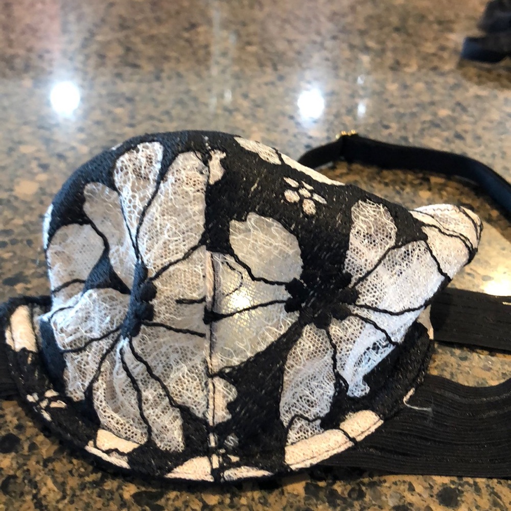 VS Bra - Picture 2 of 5